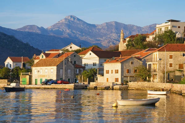 Pohled na středomořské vesnice v zimě. Černá Hora, Bay of Kotor, Lepetane — Stock fotografie