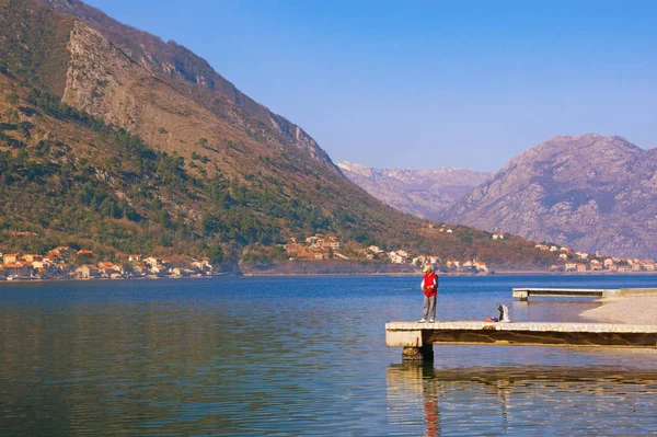 Sunny winter day in Mediterranean town of Dobrota. Bay of Kotor, Montenegro — Stock Photo, Image