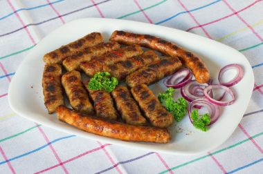 Balkan mutfağı. Cevapi ve kobasica - kıyılmış et ızgara yemek