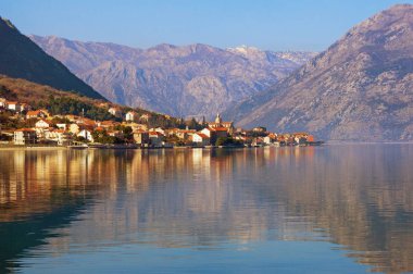 Akdeniz manzara su yansıması ile. Karadağ. Kotor Körfezi ve Prcanj şehrin görünümü