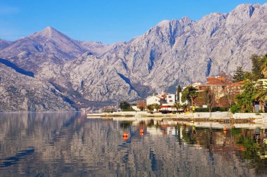 Güzel Mediterranean güneşli kış gününde manzara. Karadağ, Kotor Körfezi ve Dobrota şehir