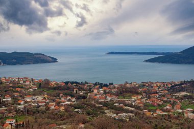 Akdeniz manzara bir bulutlu kış gününde. Karadağ, Adriyatik Denizi ve Kotor Koyu'nun görünümünü Herceg Novi city yakınındaki
