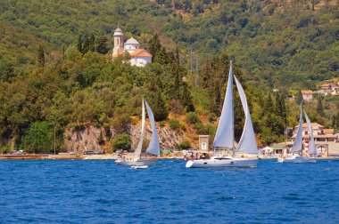 Yelkenli ile yaz manzara. Karadağ, Kotor Koyu'nun görünümünü Kamenari town yakınındaki