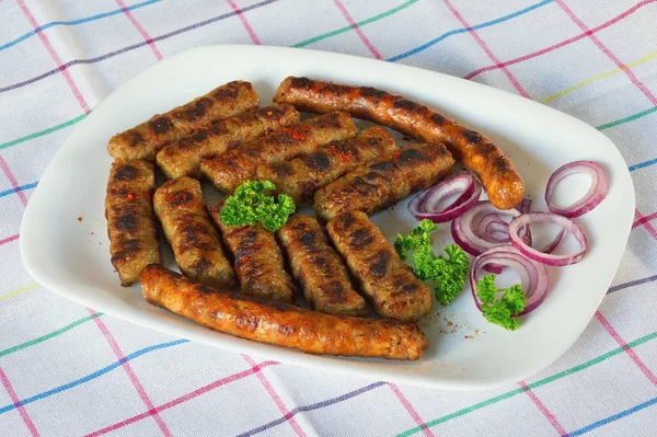 Балканская кухня. Cevapi и kobasica - жареное блюдо из фарша — стоковое фото