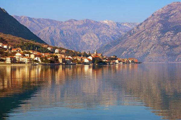 Paisaje mediterráneo con reflejo en el agua. Montenegro. Vista de la Bahía de Kotor y Prcanj —  Fotos de Stock