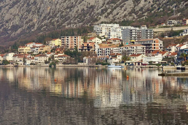 Woonwijk van Dobrota stad wordt weerspiegeld in het water. Montenegro, de baai van Kotor — Stockfoto