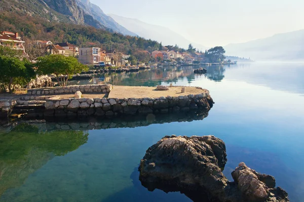 Ruige kustlijn van de baai van Kotor in de buurt van Dobrota stad. Montenegro — Stockfoto