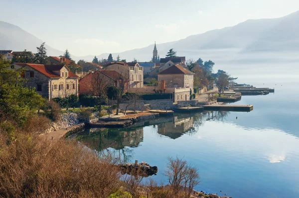 Vista de invierno de la pequeña ciudad mediterránea de Dobrota. Montenegro, Bahía de Kotor —  Fotos de Stock