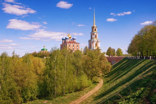 Vista del Kremlin Ryazan desde el terraplén del río Trubezh. Ciudad de Ryazan, Rusia — Foto de Stock