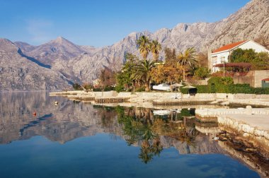 Güzel Mediterranean peyzaj dağlar ve suya yansıyan kentindeki ile. Karadağ, Kotor Körfezi ve Dobrota şehrin görünümü