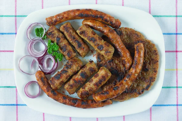 Балканская кухня. Cevapi, kobasica и pljeskavica - жареное блюдо из фарша — стоковое фото