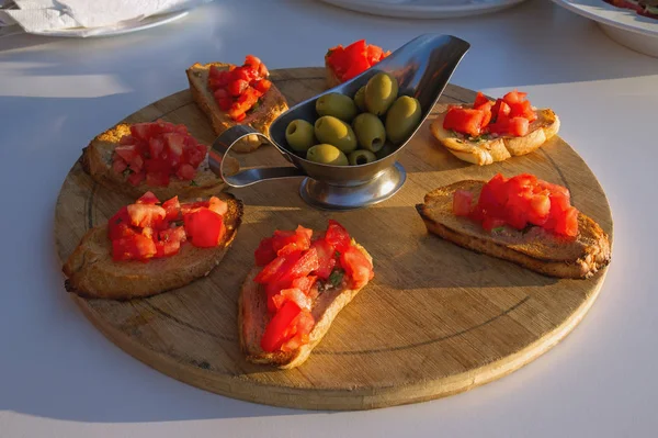 Итальянская брускетта с нарезанными помидорами — стоковое фото