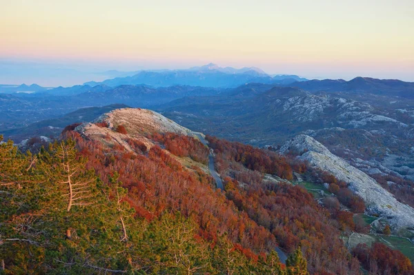 Paisaje nocturno de montaña. Montenegro, vista del Parque Nacional Lovcen — Foto de Stock