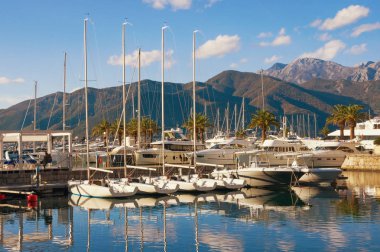 Porto Karadağ - tam hizmet yat limanına Adriyatik'e görünümünü. Tivat şehir, Karadağ