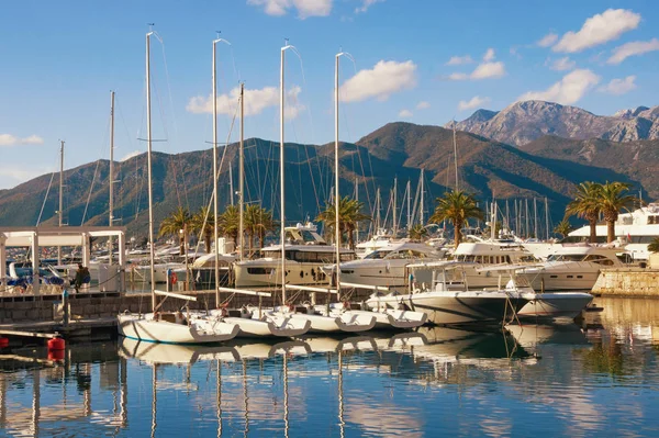 Vista de Porto Montenegro - puerto deportivo de yates de servicio completo en el Adriático. Tivat city, Montenegro — Foto de Stock