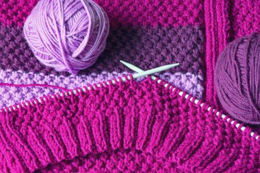 Hobi kavramı. Örgü iğneleri ve yün topları ile bitmemiş iğne işi