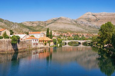 Trebisnjica nehir ve Trebin şehir manzarası gün güneşli yaz. Bosna Hersek