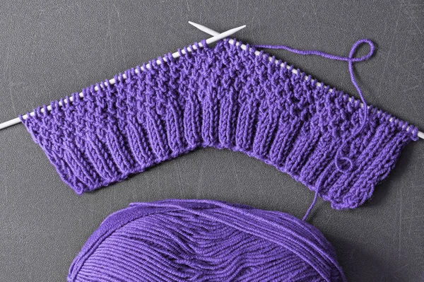 Hobi kavramı. Koyu arka plan üzerinde mor iğne işi