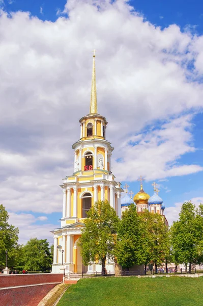 Widok z dzwonnicy na Kremlu Riazań w słoneczny wiosenny dzień. Mieście Ryazan, Federacja Rosyjska — Zdjęcie stockowe