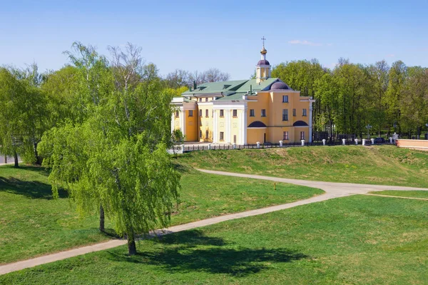 Zobacz Ryazan Kreml - sucha fosa i Kościół Eliasza proroka. Mieście Ryazan, Federacja Rosyjska — Zdjęcie stockowe