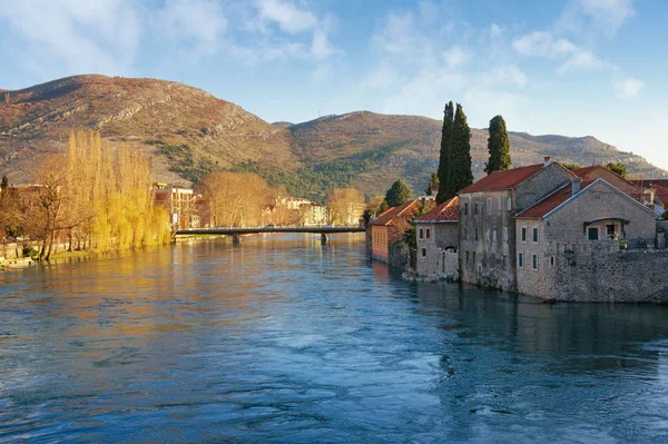 Vista del río Trebisnjica cerca del casco antiguo de la ciudad de Trebinje en el soleado día de primavera. Bosnia y Herzegovina —  Fotos de Stock