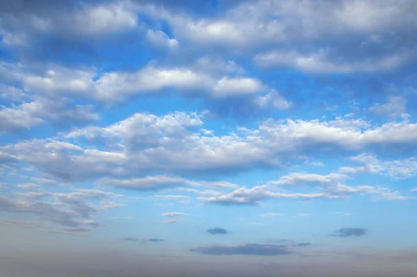 Linhas horizontais de nuvens brancas em um céu azul, fundo — Fotografia de Stock