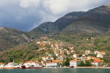 Kış Akdeniz yatay bir dağın üzerinde köyü. Karadağ, Kotor Koyu'nun Kamenari 