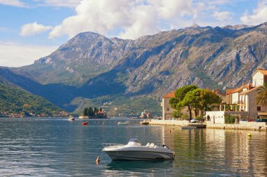 Sonbahar Akdeniz manzara. Perast şehrin Karadağ, Kotor Koyu'nun görünümü