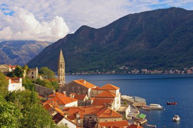 Sonbahar Akdeniz manzara. Karadağ, Perast şehrin görünümü 