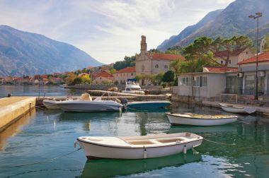 Sunny sonbahar günü. Karadağ, Kotor Körfezi. Prcanj şehrin görünümü