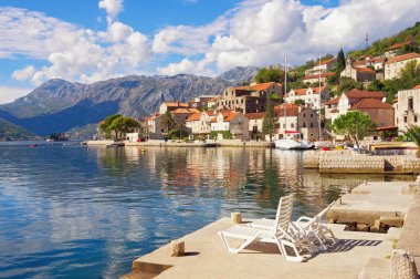 Sonbahar Akdeniz manzara. Perast şehrin Karadağ, Kotor Koyu'nun görünümü