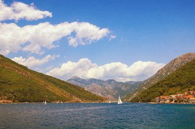 Su Yelkenliler, yatay yaz Akdeniz. Karadağ, Kotor Körfezi