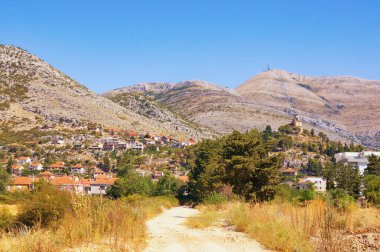 Yaz dağ manzarası. Trebin kenti, Bosna-Hersek