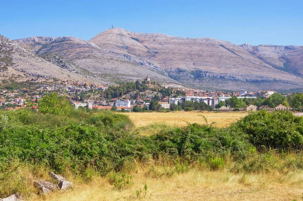 Dağ Vadisi gün güneşli yaz. Bosna ve Hersek, Trebinje şehir görünümünü