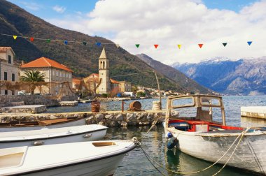 Küçük limanındaki balıkçı tekneleri ile Akdeniz manzara. Karadağ, görünümü Kotor Körfezi ve Stoliv Köyü