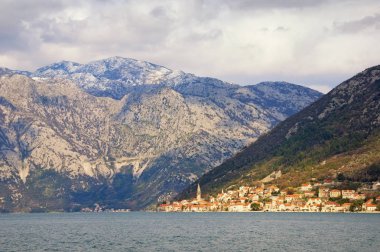 Bulutlu Mediterranean manzara ile güneşli sahil kasabasıdır. Karadağ, Kotor Körfezi