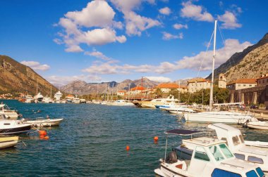 Kotor Körfezi manzarası eski Kotor şehir city yakınındaki. Karadağ