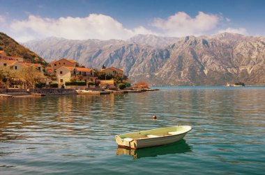Akdeniz manzara. Karadağ, Kotor Körfezi (Adriyatik Denizi) ve sahil köyü Stoliv görünümünü 