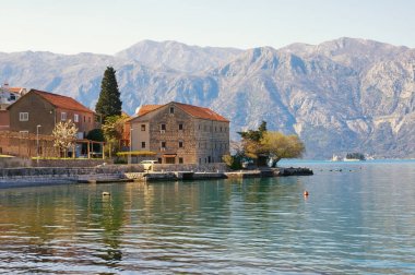 Güneşli Akdeniz manzara. Karadağ, Kotor Körfezi (Adriyatik Denizi), sahil köyü Stoliv ve iki küçük ada görünümü
