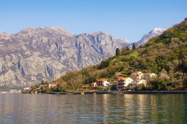 Güneşli Akdeniz manzara. Karadağ, Kotor Körfezi (Adriyatik Denizi görünümünü )