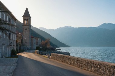 Akşam Akdeniz manzara. Karadağ, Kotor Körfezi ve sahil Stoliv Köyü