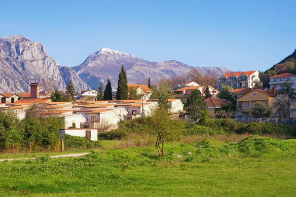 Jaro středomořské krajiny. Černá Hora, pohled z města Prcanj a zasněžené hory Lovcen — Stock fotografie