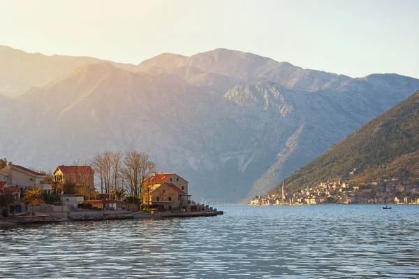 Paisaje mediterráneo nocturno. Montenegro, vista de la bahía de Kotor (mar Adriático), pueblo de Stoliv y ciudad de Perast —  Fotos de Stock