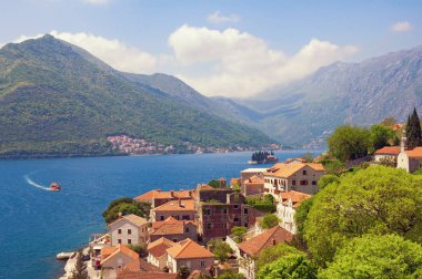 Yaz Akdeniz manzara. Karadağ, Perast şehrin görünümü. Seyahat, tatil kavramı
