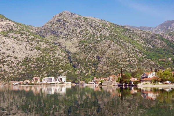 Невеликий середземноморський місто з Рісан, розташований біля підніжжя гір. Чорногорія, Котор (Адріатичне море ) — стокове фото