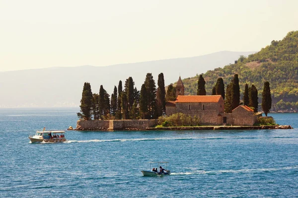 Sommer mediterrane Landschaft. Montenegro, Blick auf Bucht von Kotor und Insel Saint George — Stockfoto