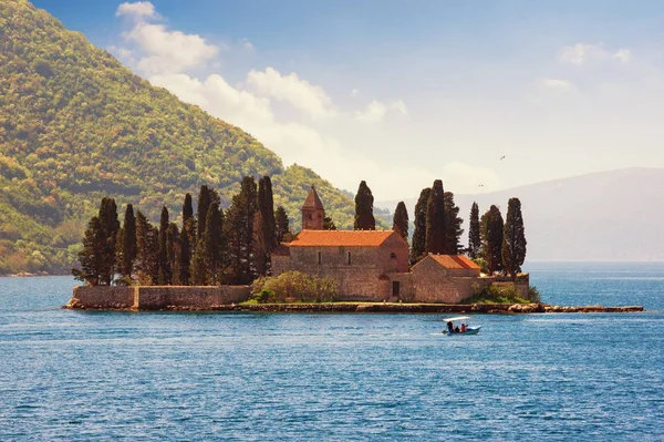 Soleado paisaje mediterráneo. Montenegro, vista de la bahía de Kotor y la isla de San Jorge —  Fotos de Stock