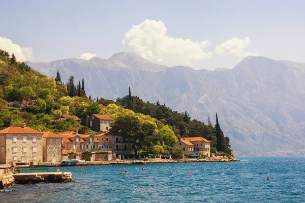 Sonnige mediterrane Landschaft. Montenegro, Blick auf die Bucht von Kotor und die antike Stadt Perast — Stockfoto