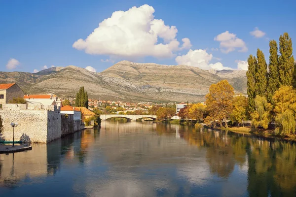 Slunečná podzimní krajina. Pohled na řeku Trebisnjica v blízkosti Starého Města města Trebinje. Bosna a Hercegovina, Republika Srpská — Stock fotografie
