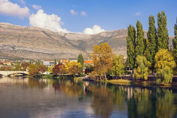Krásná podzimní krajina. Pohled na řeku Trebisnjica za slunečného dne. Bosna a Hercegovina, Republika Srpská, město Trebinje — Stock fotografie